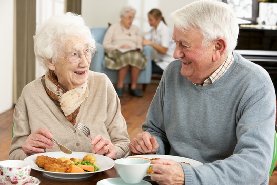 seniorzy jedzą obiad